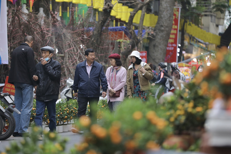 La gente en Hanoi visita el mercado (Fuente: VNA) 