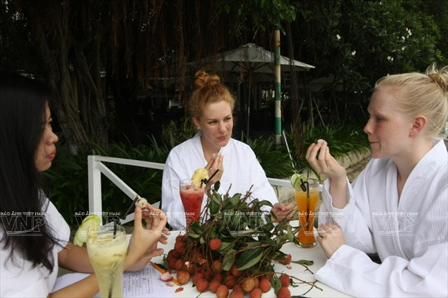 Karolin (en el medio) y sus amigas gustan mucho del sabor del lichi vietnamita (Fuente: VNA)