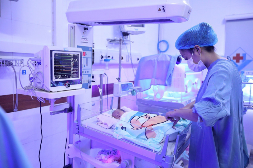 Gracias a la atención, dirección e inversión del Partido Comunista y el Estado de Vietnam, la atención médica a las madres y niños ha conquistado muchos logros importantes. (Foto: VNA) 