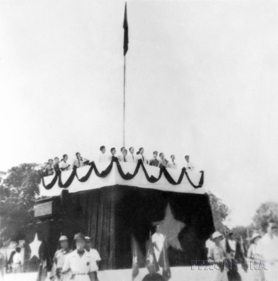 El Presidente Ho Chi Minh lee la Declaración de Independencia, fundando la República Democrática de Vietnam el 2 de septiembre de 1945, en la Plaza de Ba Dinh, Hanoi (Foto: VNA)
