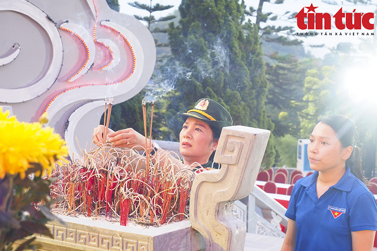 La ceremonia de homenaje póstumo a los héroes y mártires promueve la tradición de "al beber agua, recuerda el manantial" del pueblo vietnamita. (Foto: VNA)