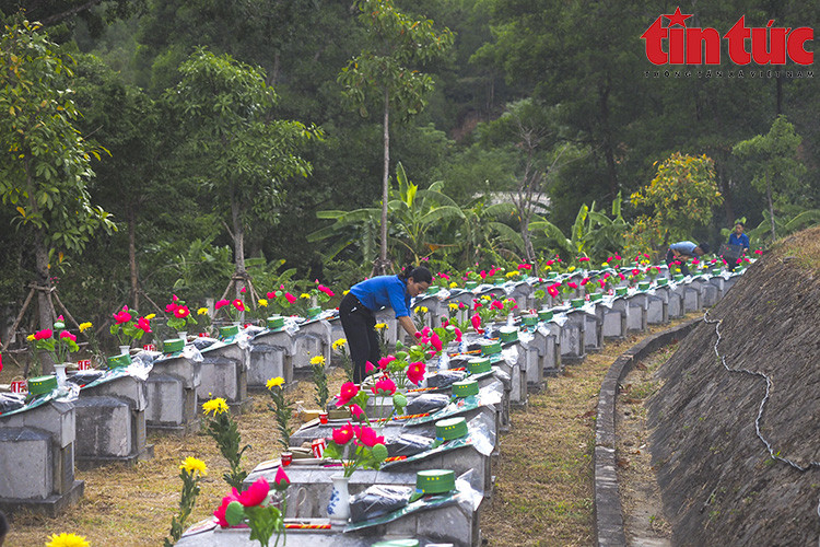 Se trata de una actividad tradicional anual con profundo significado humanista, demostrando el agradecimiento de la generación actual a los mártires por sus heroicos sacrificios en pos de la independencia y libertad de la Patria, así como el noble espíritu internacional. (Foto: VNA)