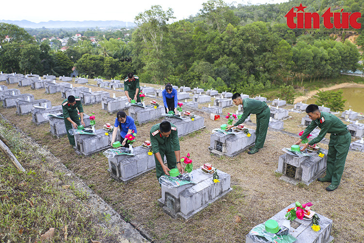 Jóvenes del distrito de Huong Son, provincia de Ha Tinh, encienden velas para rendir homenaje a los héroes y mártires. (Foto: VNA)
