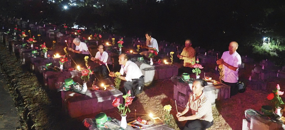Al visitar el cementerio, muchas personas se emocionan porque saben, desde el fondo de su corazón, que tienen la suerte de nacer y vivir en tiempos de paz. (Foto: VNA)