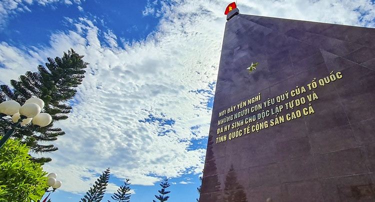 Además de los soldados que murieron en las dos guerras de resistencia contra los colonialistas franceses y los imperialistas estadounidenses, este es también el lugar de descanso de muchos combatientes voluntarios vietnamitas que participaron en las misiones internacionales en Laos y Camboya. (Foto: VNA)