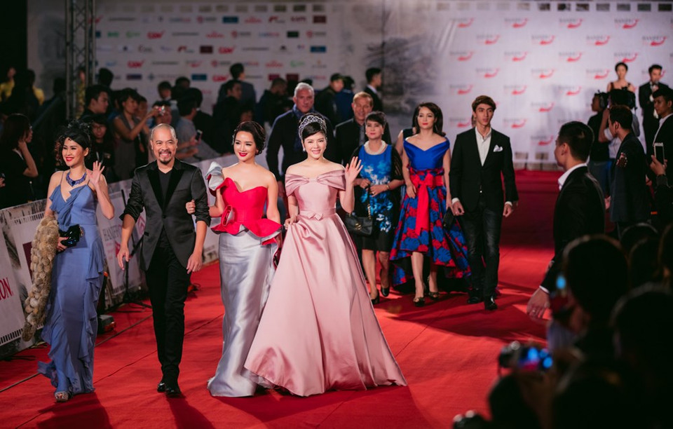 (De izquierda a derecha) Actriz Minh Thu, diseñador Duc Hung, Giang My y actriz Ly Nha Ky ​(Fuente: VNA)