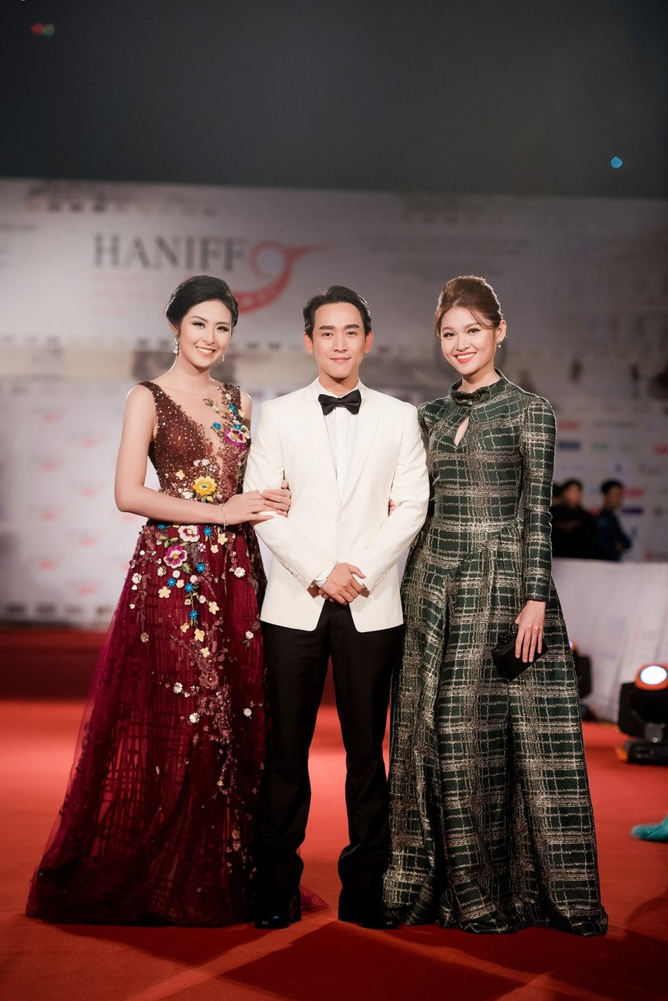 (De izquierda a derecha) Miss Vietnam 2010, Ngoc Han, el actor Hua Vy Van, y la segunda finalista de Miss Vietnam 2016, Thuy Dung (Fuente: VNA)