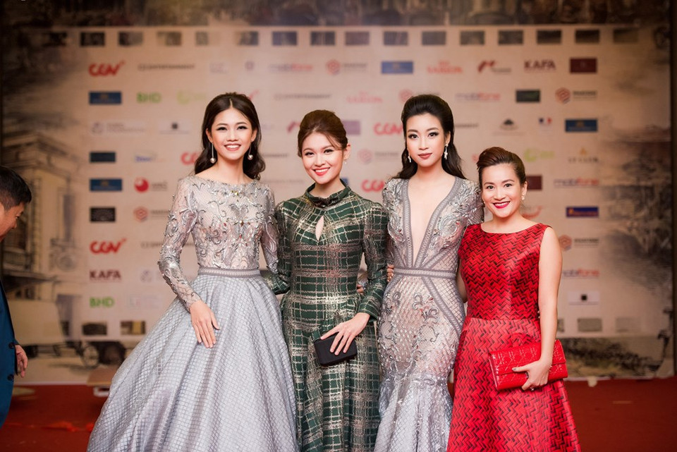 (De izquierda a derecha) Los finalistas de Miss Vietnam 2016, Thanh Tu y Thuy Dung, la Miss Vietnam 2016, My Linh, y la empresaria Anh Tho (Fuente: VNA)