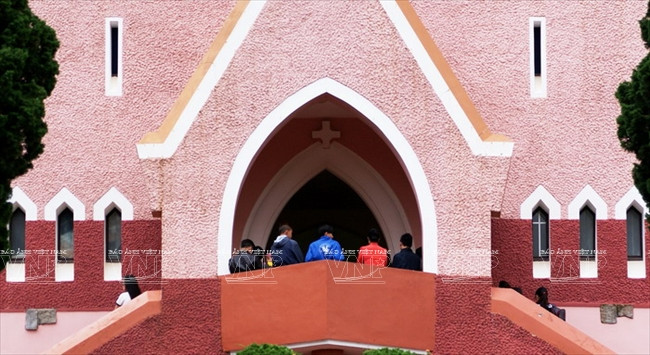 Una parte de la fachada principal de la iglesia. La superficie total es de 12 hectáreas. (Fuente: VNA)