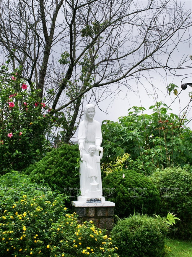 La estatua de la Virgen María y Jesús (Fuente: VNA)