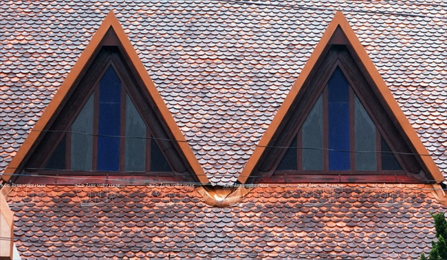 Las ventanas triangulares con cristales multicolores de origen francés. La luz del sol, filtrada por estos vidrios, ilumina el espacio dentro de la iglesia con muchos colores. (Fuente: VNA)