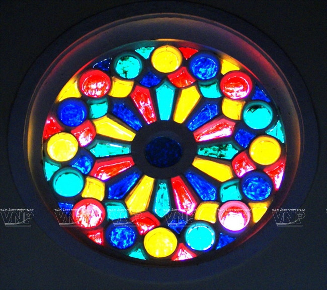 Cristalera en forma de una rosa cerca del techo (Fuente: VNA)