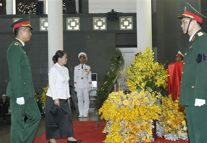 Una delegación de Camboya, dirigida por su viceprimera ministra, Men Sam An, rinde tributo a Do Muoi (Fuente: VNA)