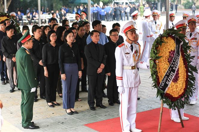 Una delegación de la Agencia Vietnamita de Noticias, encabezada por su director general, Nguyen Duc Loi, rinde tributo a Do Muoi (Fuente: VNA)