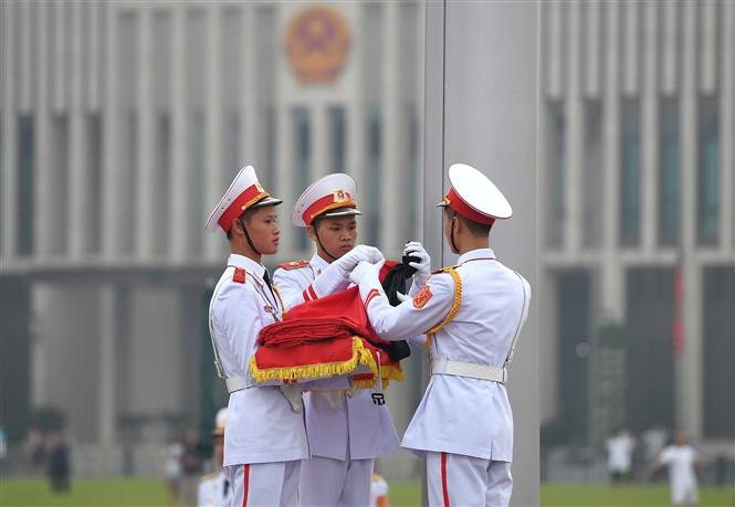 Ceremonia de izamiento de bandera a media asta en la plaza Ba Dinh (Fuente: VNA)