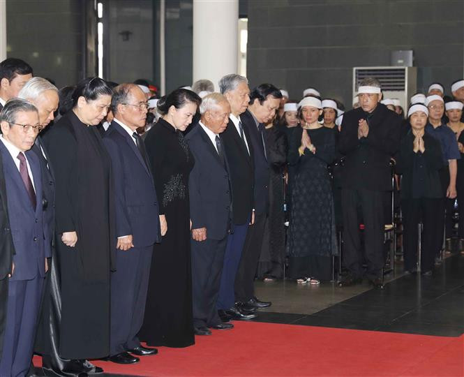 La delegación de la Asamblea Nacional de Vietnam, encabezada por su presidenta, Nguyen Thi Kim Ngan, rinde homenaje a Do Muoi (Fuente: VNA)