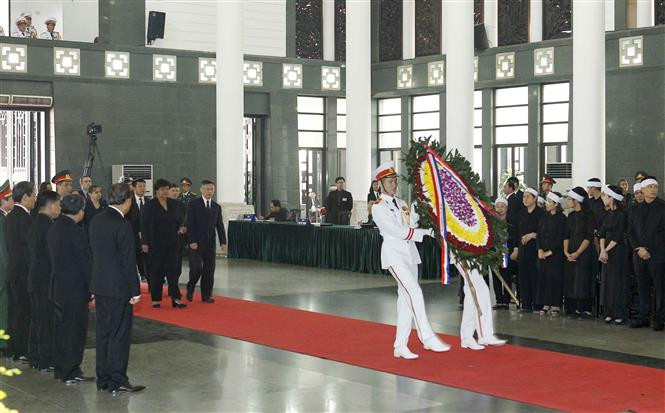 Una delegación de Cuba, dirigida por Olga Lidia Tapia Iglesias, miembro del Secretariado y jefa del Departamento de Educación, Deportes y Ciencia del Comité Central del Partido Comunista, rinde tributo a Do Muoi (Fuente: VNA)