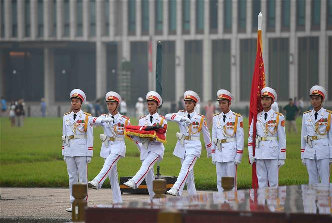 Ceremonia de izamiento de bandera a media asta en la plaza Ba Dinh (Fuente: VNA)