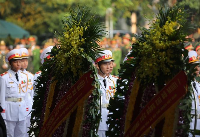 Las honras fúnebres dedicadas a Do Muoi se iniciaron esta mañana en la Casa Funeraria Nacional en Hanoi, con los actos del duelo nacional (Fuente: VNA)