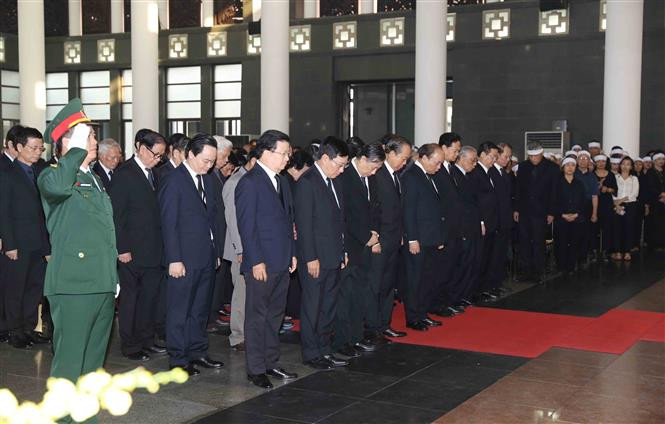 La delegación del Gobierno de Vietnam, encabezada por el primer ministro, Nguyen Xuan Phuc, rinde homenaje a Do Muoi (Fuente: VNA)