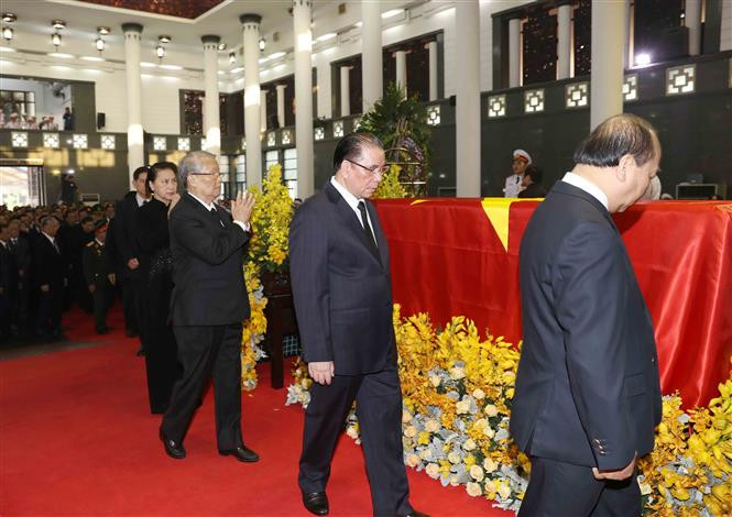 La delegación del Comité Central del Partido Comunista de Vietnam, encabezada por su secretario general, Nguyen Phu Trong, rinde homenaje a Do Muoi (Fuente: VNA)