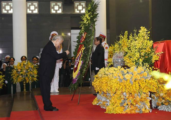 La delegación del Comité Central del Partido Comunista de Vietnam, encabezada por su secretario general, Nguyen Phu Trong, rinde homenaje a Do Muoi (Fuente: VNA)