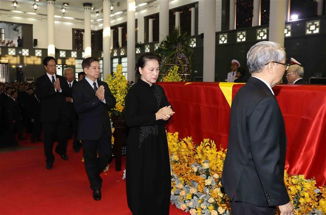 La delegación del Comité Central del Partido Comunista de Vietnam, encabezada por su secretario general, Nguyen Phu Trong, rinde homenaje a Do Muoi (Fuente: VNA)