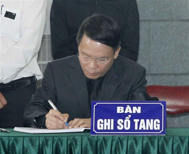 Una delegación de la Agencia Vietnamita de Noticias, encabezada por su director general, Nguyen Duc Loi, rinde tributo a Do Muoi (Fuente: VNA)