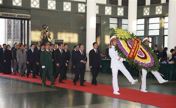 La delegación del Gobierno de Vietnam, encabezada por el primer ministro, Nguyen Xuan Phuc, rinde homenaje a Do Muoi (Fuente: VNA)