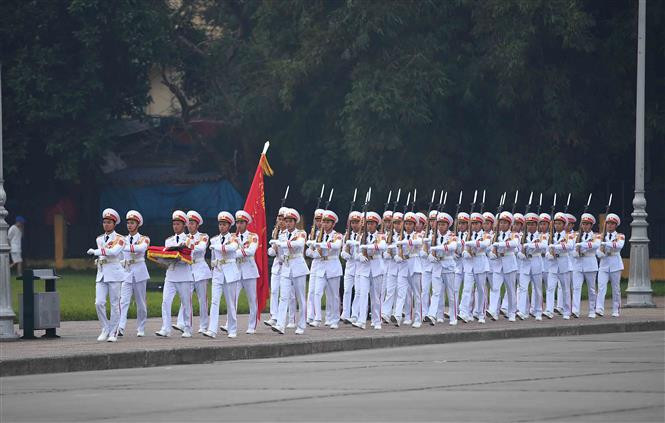 Ceremonia de izamiento de bandera a media asta en la plaza Ba Dinh (Fuente: VNA)