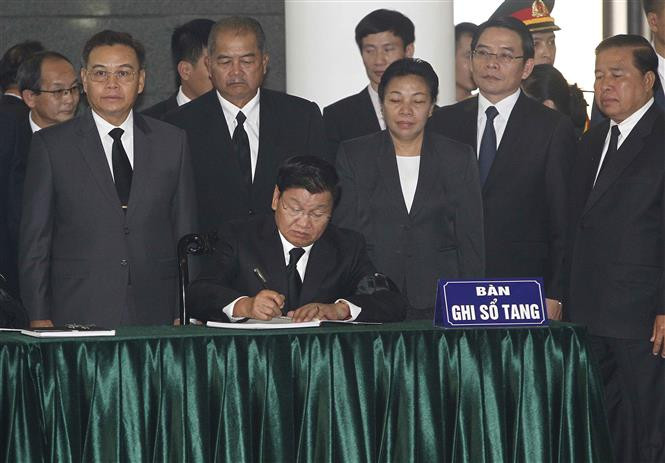 La delegación de Laos en la ceremonia está encabezada por el primer ministro, Thongloun Sisoulith (Fuente: VNA)