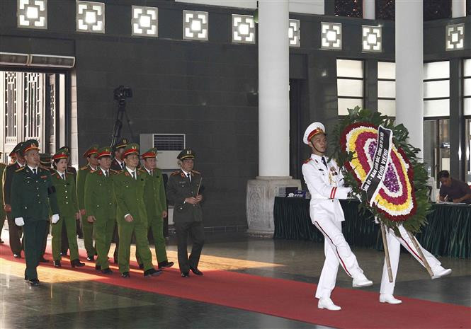 Representantes de la fuerza policíaca rinden homenaje a Do Muoi (Fuente: VNA)