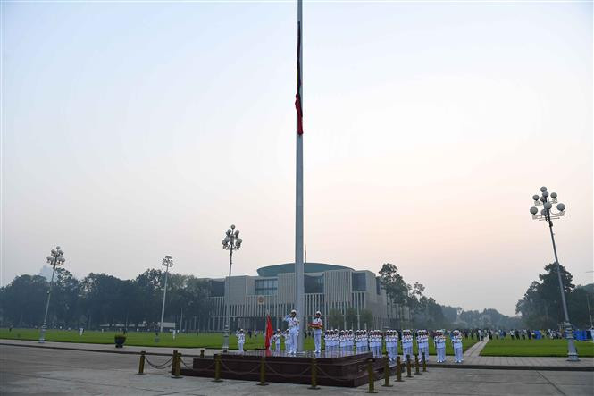Bandera de Vietnam vuela a media asta en la plaza Ba Dinh (Fuente: VNA)