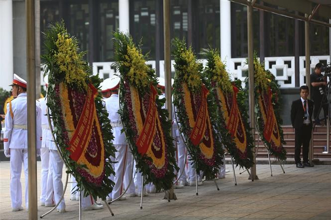 Las honras fúnebres dedicadas a Do Muoi se iniciaron esta mañana en la Casa Funeraria Nacional en Hanoi, con los actos del duelo nacional (Fuente: VNA)