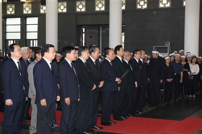 La delegación del Gobierno de Vietnam, encabezada por el primer ministro, Nguyen Xuan Phuc, rinde homenaje a Do Muoi (Fuente: VNA)