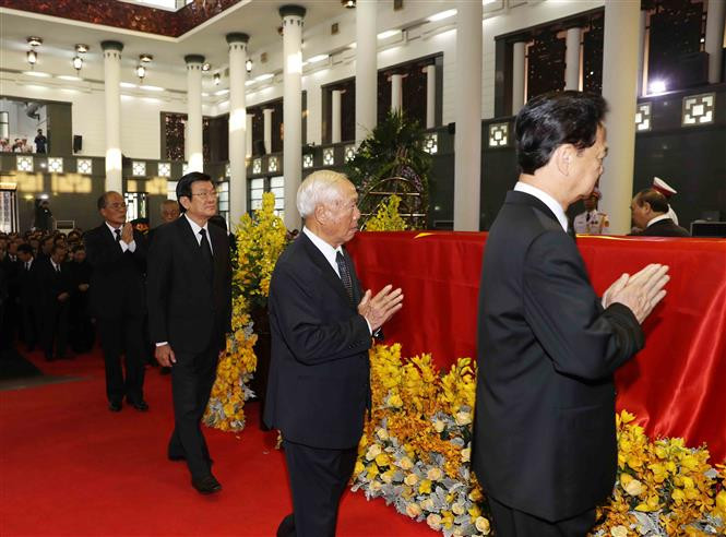 La delegación del Comité Central del Partido Comunista de Vietnam, encabezada por su secretario general, Nguyen Phu Trong, rinde homenaje a Do Muoi (Fuente: VNA)