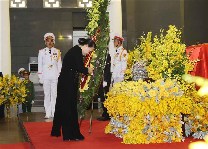 La delegación de la Asamblea Nacional de Vietnam, encabezada por su presidenta, Nguyen Thi Kim Ngan, rinde homenaje a Do Muoi (Fuente: VNA)