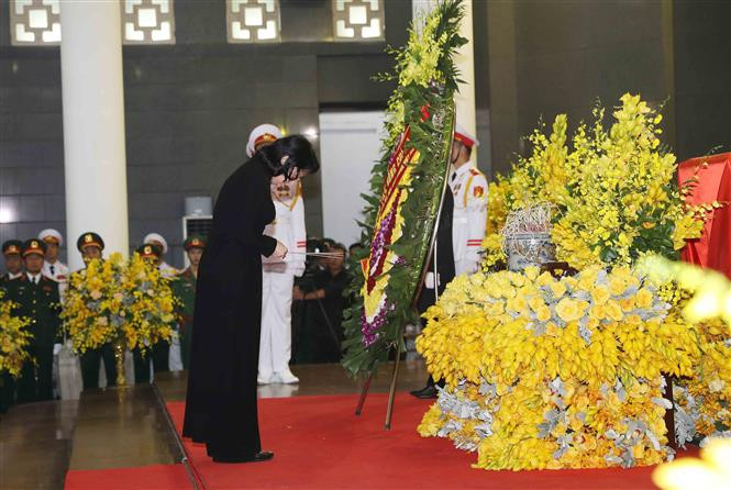 Una delegación, encabezada por la presidenta interina de Vietnam, Dang Thi Ngoc Thinh, rinde homenaje a Do Muoi (Fuente: VNA)