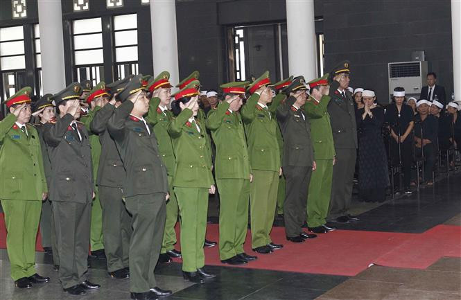 Representantes de la fuerza policíaca rinden homenaje a Do Muoi (Fuente: VNA)