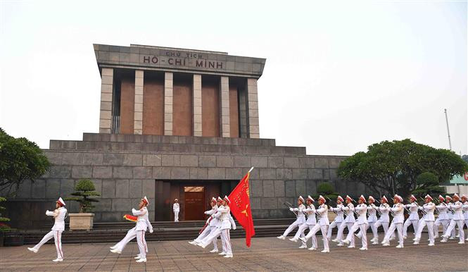 Ceremonia de izamiento de bandera a media asta en la plaza Ba Dinh (Fuente: VNA)