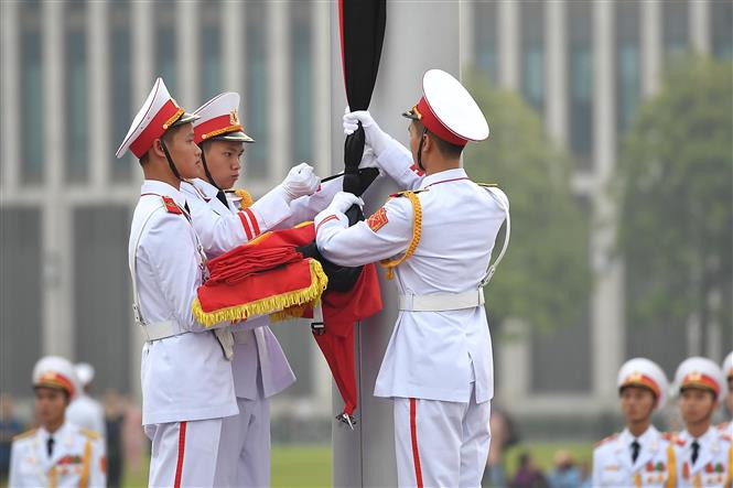 Ceremonia de izamiento de bandera a media asta en la plaza Ba Dinh (Fuente: VNA)