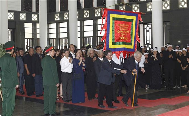 Pobladores vietnamitas rinden homenaje a Do Muoi (Fuente: VNA)