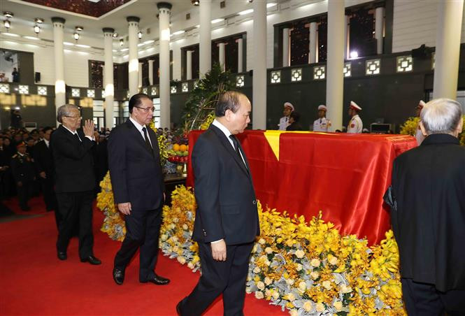 La delegación del Comité Central del Partido Comunista de Vietnam, encabezada por su secretario general, Nguyen Phu Trong, rinde homenaje a Do Muoi (Fuente: VNA)