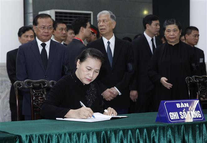 La delegación de la Asamblea Nacional de Vietnam, encabezada por su presidenta, Nguyen Thi Kim Ngan, rinde homenaje a Do Muoi (Fuente: VNA)