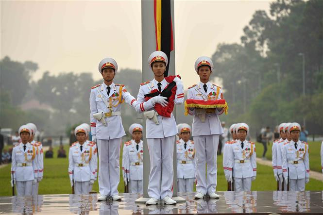 Ceremonia de izamiento de bandera a media asta en la plaza Ba Dinh (Fuente: VNA)