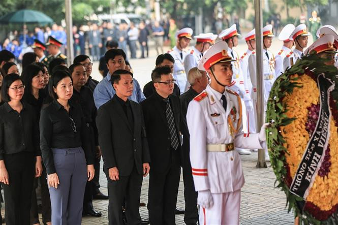 Una delegación de la Agencia Vietnamita de Noticias, encabezada por su director general, Nguyen Duc Loi, rinde tributo a Do Muoi (Fuente: VNA)