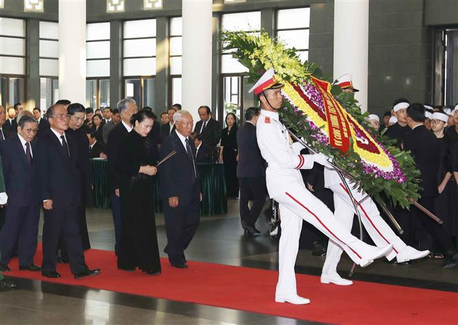 La delegación de la Asamblea Nacional de Vietnam, encabezada por su presidenta, Nguyen Thi Kim Ngan, rinde homenaje a Do Muoi (Fuente: VNA)