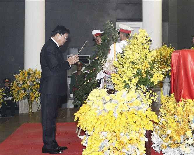 La delegación de Laos en la ceremonia está encabezada por el primer ministro, Thongloun Sisoulith (Fuente: VNA)