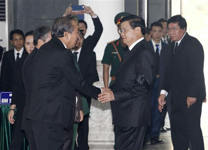 La delegación de Laos en la ceremonia está encabezada por el primer ministro, Thongloun Sisoulith (Fuente: VNA)