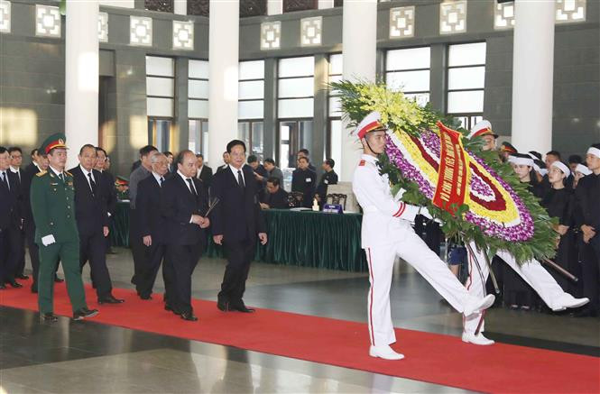La delegación del Gobierno de Vietnam, encabezada por el primer ministro, Nguyen Xuan Phuc, rinde homenaje a Do Muoi (Fuente: VNA)
